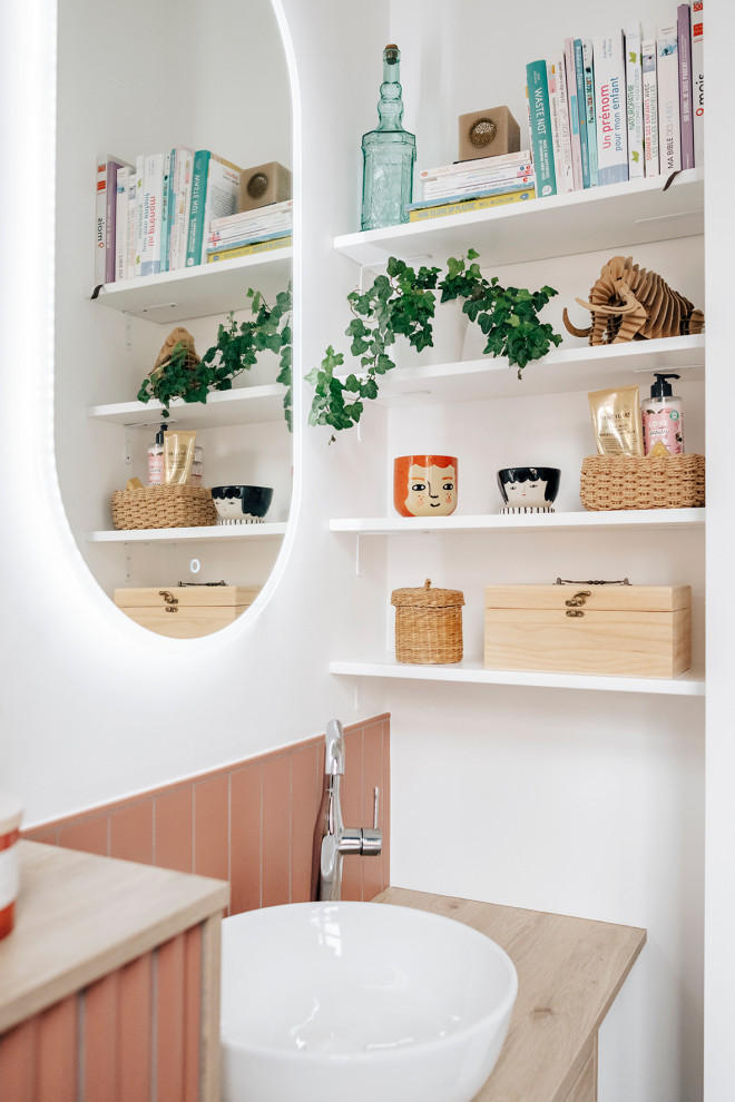 Kleines Modernes Badezimmer mit hellen Holzschränken, Keramikfliesen, Waschtisch aus Holz und Einzelwaschbecken in Surrey