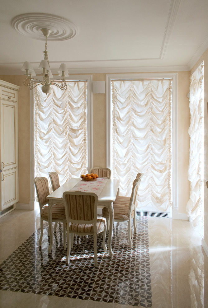 Французские шторы в интерьере кухни.