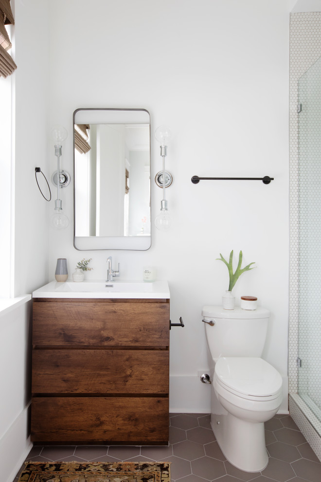 Immagine di una stanza da bagno stile marino con ante lisce, ante in legno scuro, pareti bianche, lavabo sottopiano, pavimento grigio, top bianco, un lavabo e mobile bagno incassato