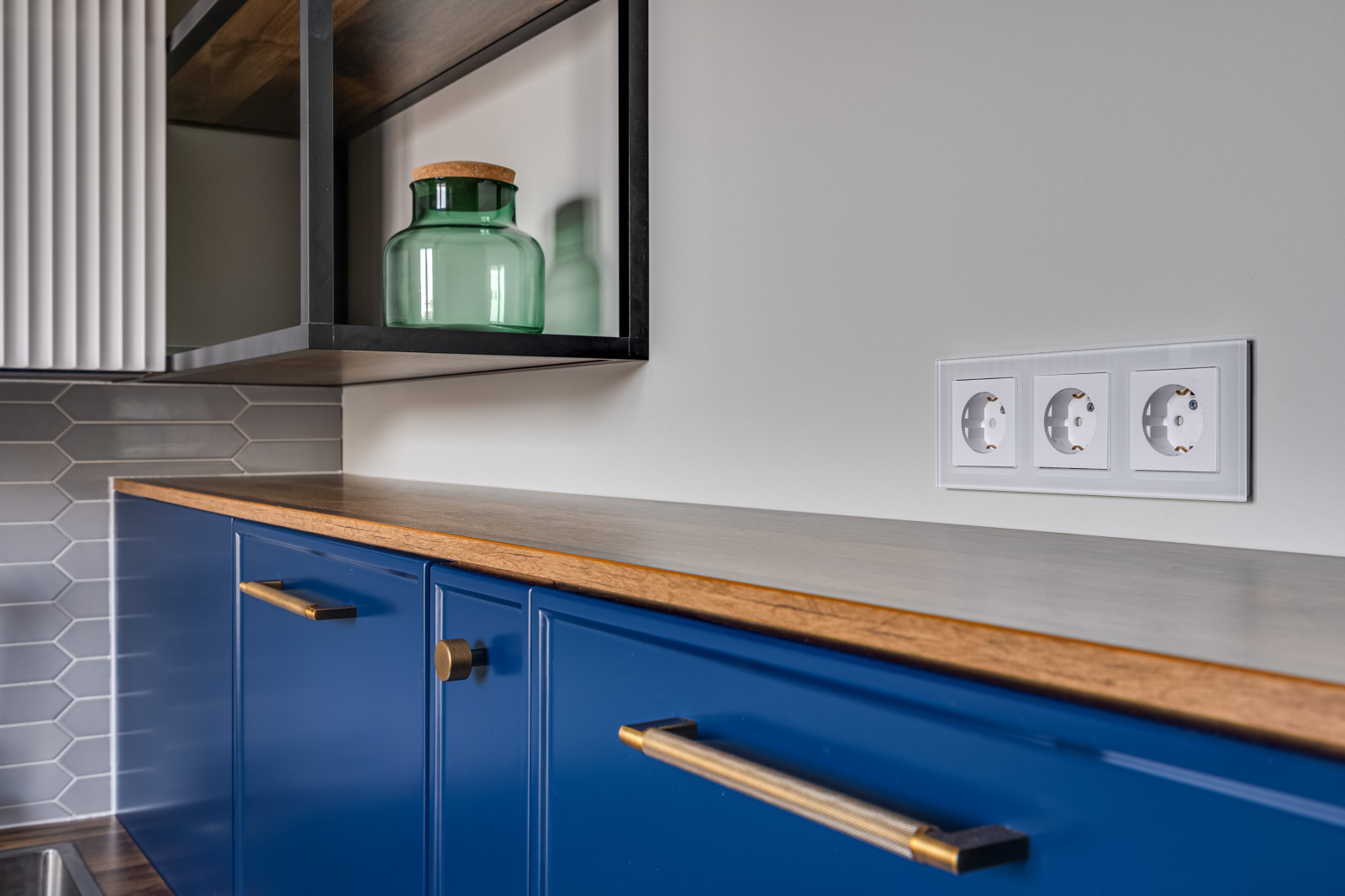 Современная синяя кухня