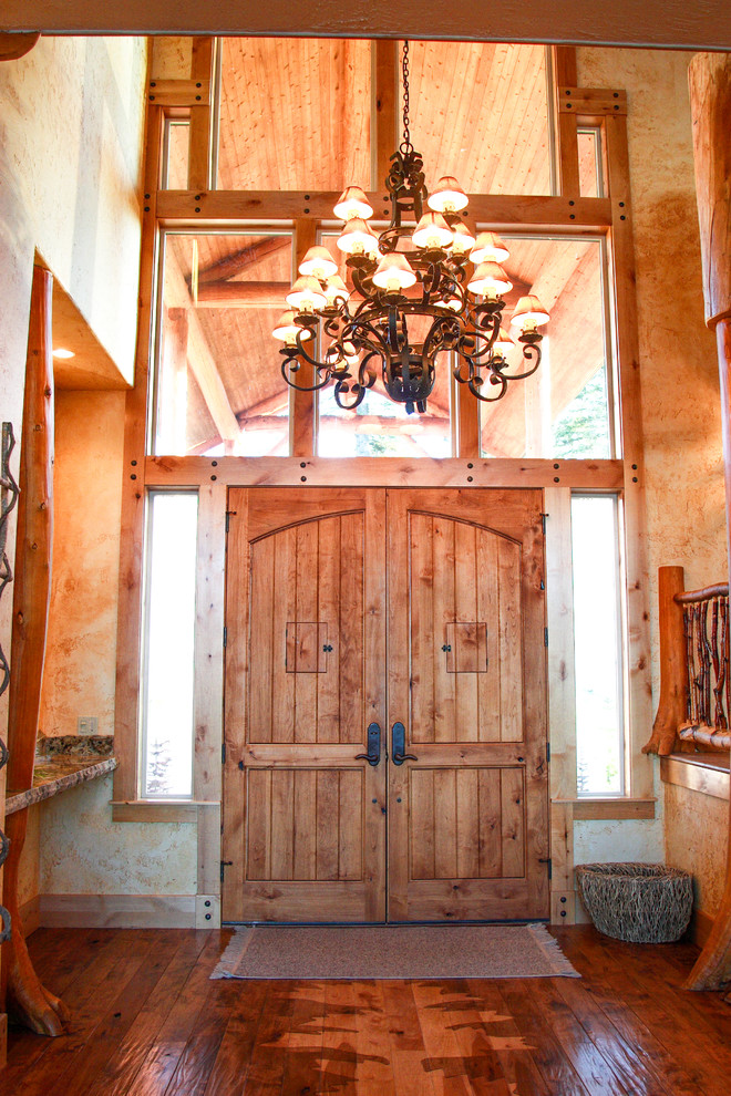 Example of a mountain style entryway design in Seattle