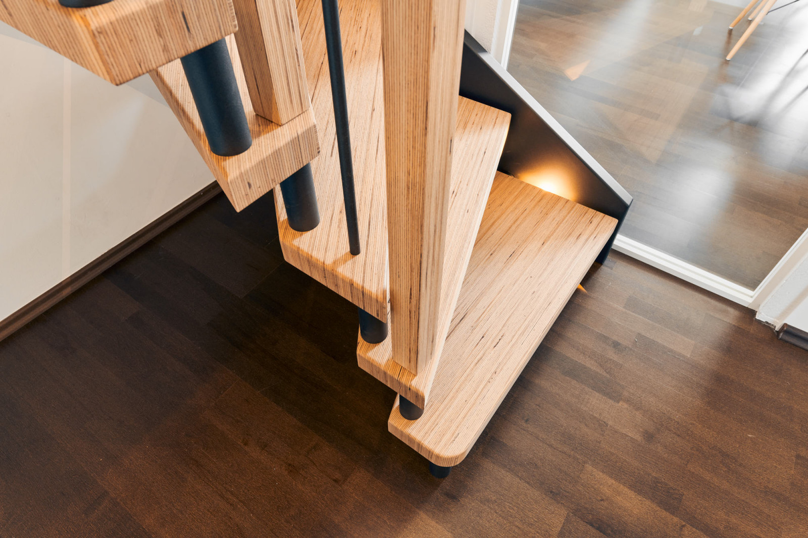 Лестница в квартире (BauBuche и элементы с эффектом необработанной стали)