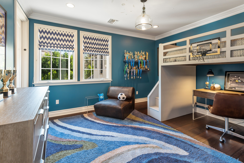 Exemple d'une chambre d'enfant chic de taille moyenne avec un mur bleu, parquet foncé et un sol marron.