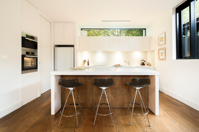 KEW RESIDENCE modern-kitchen
