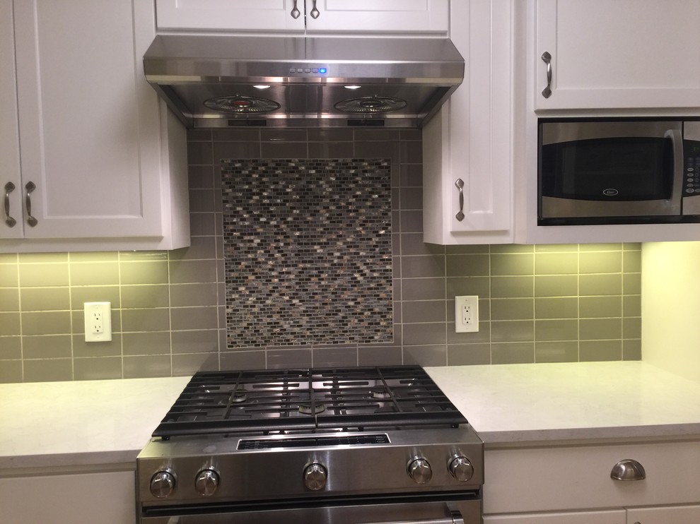Example of a l-shaped eat-in kitchen design in Seattle with quartz countertops, gray backsplash and ceramic backsplash