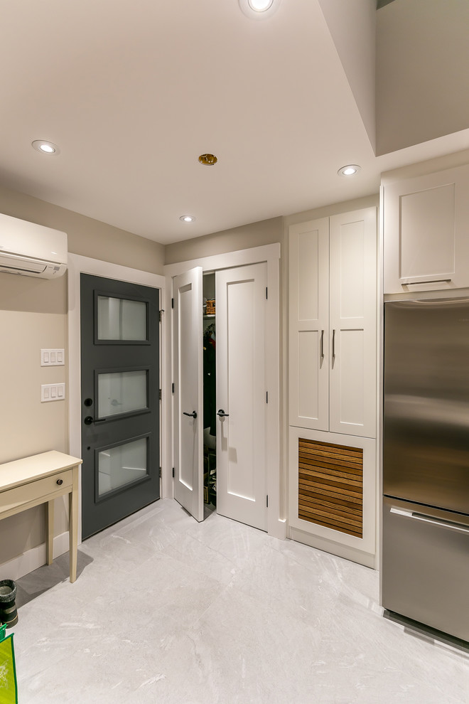 Inspiration for a transitional kitchen remodel in Toronto