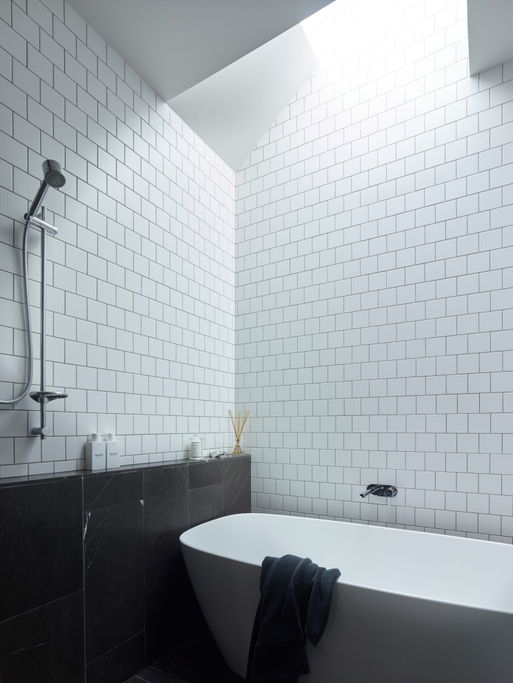 Photo of a contemporary bathroom in Brisbane.
