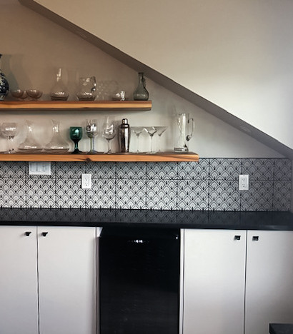 Inspiration for a large eclectic u-shaped laminate floor and brown floor eat-in kitchen remodel with an undermount sink, glass-front cabinets, gray cabinets, quartz countertops, multicolored backsplash, ceramic backsplash, stainless steel appliances, an island and black countertops