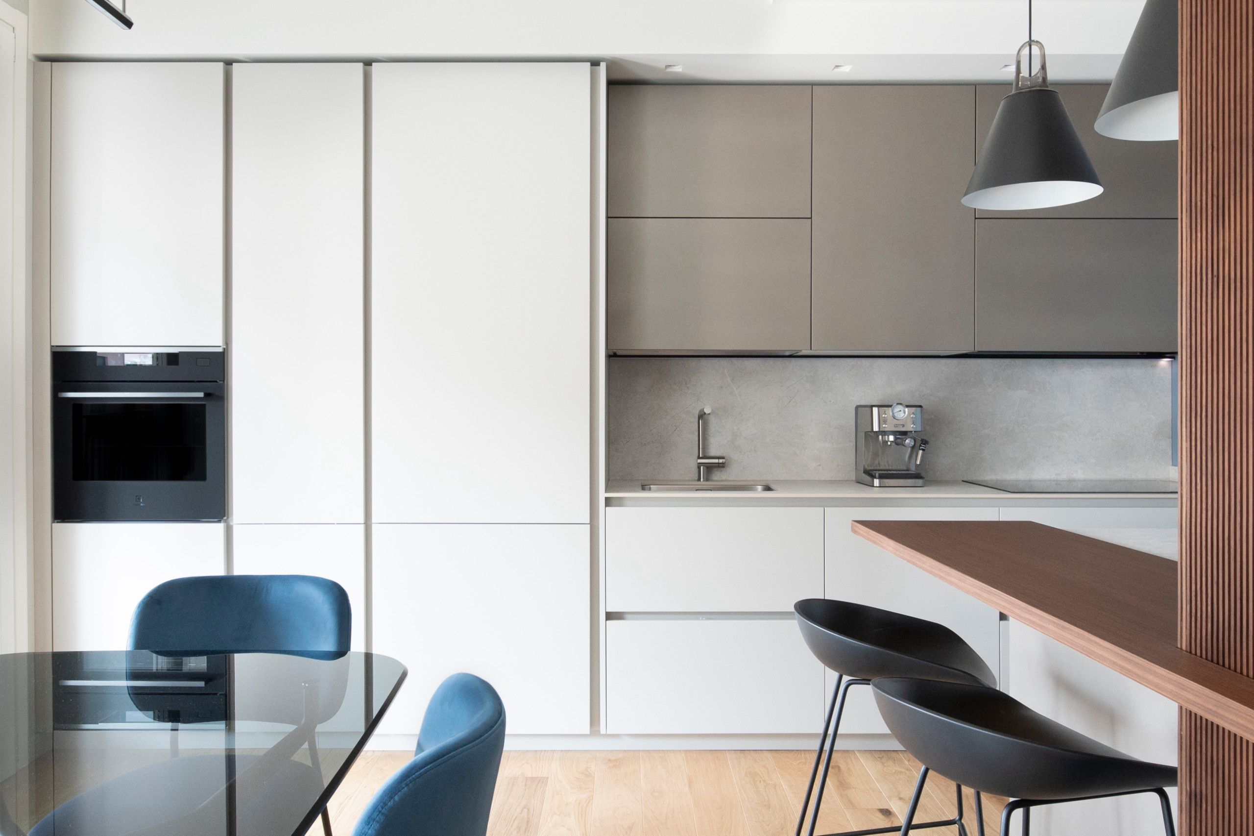 Equilibrio contemporaneo tra materia, luce e colore