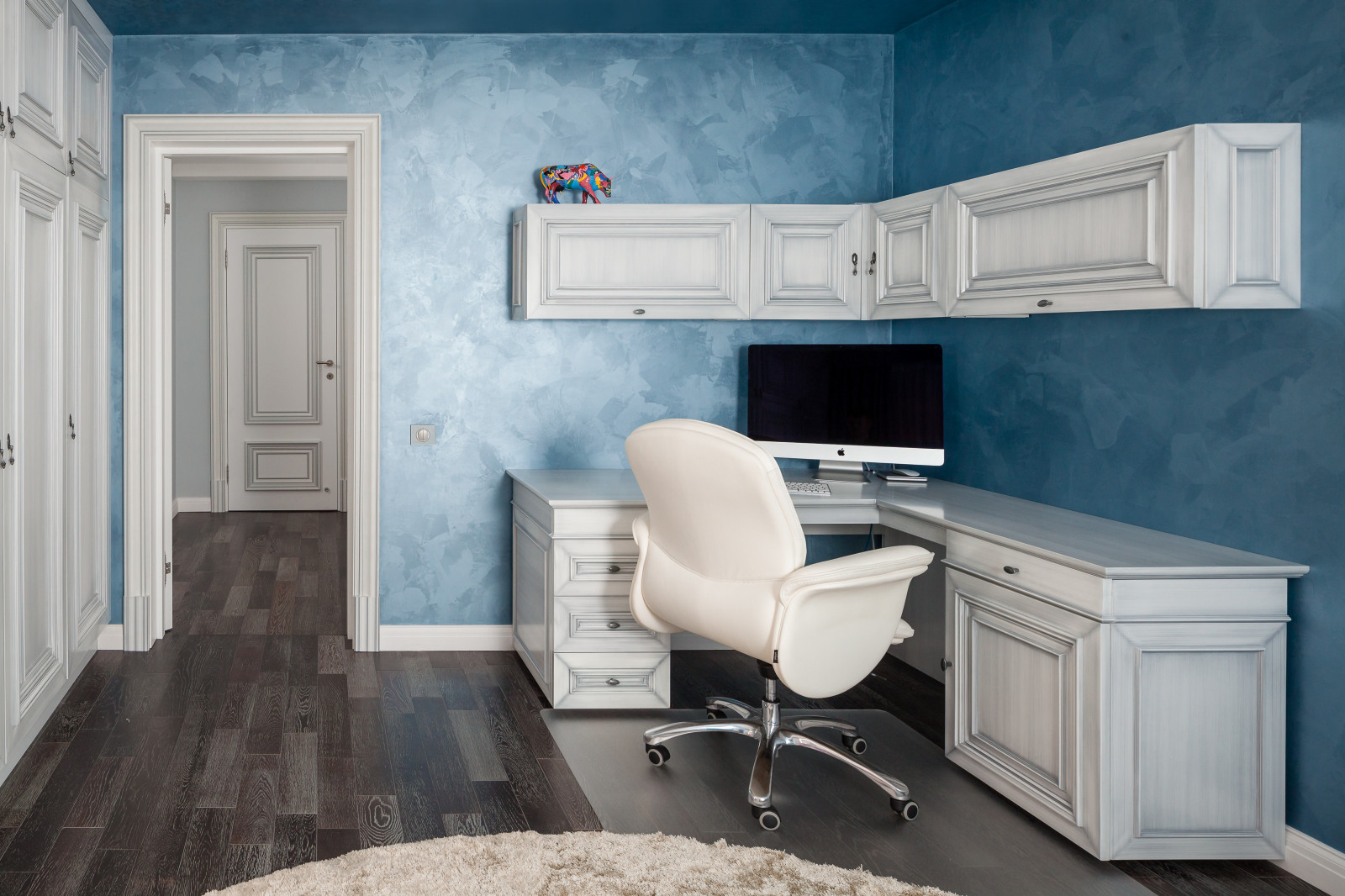 Квартира с гипсовым барельефом