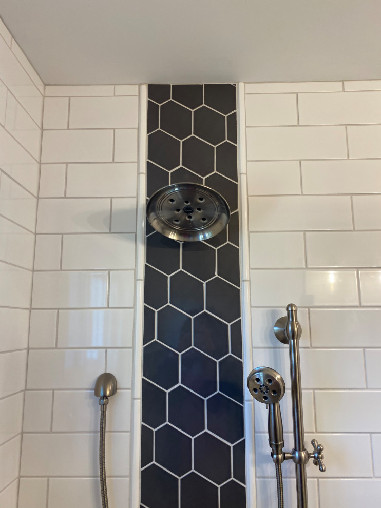 Transitional home design photo in Cincinnati