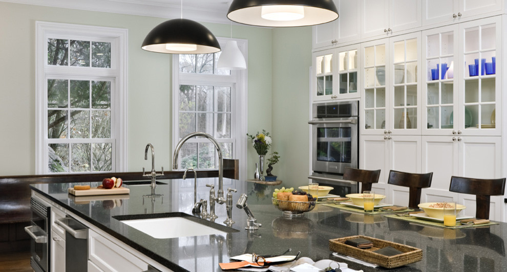 Kitchen - transitional kitchen idea in Chicago