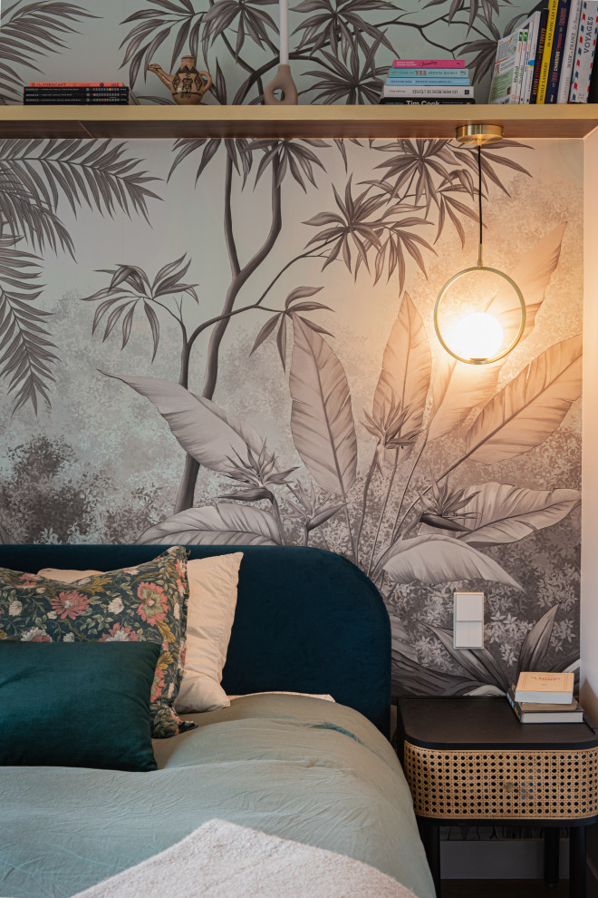 Kleines Modernes Hauptschlafzimmer mit weißer Wandfarbe, hellem Holzboden und Tapetenwänden in Paris