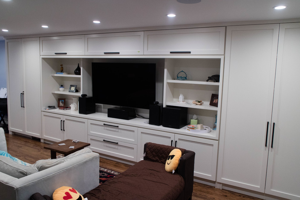 This is an example of a transitional family room in New York.