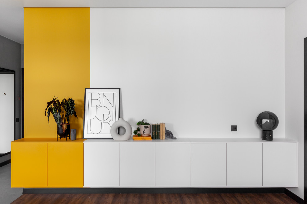 Идея дизайна: открытая, серо-белая гостиная комната среднего размера в стиле модернизм с желтыми стенами, темным паркетным полом, коричневым полом, обоями на стенах и ковром на полу без камина