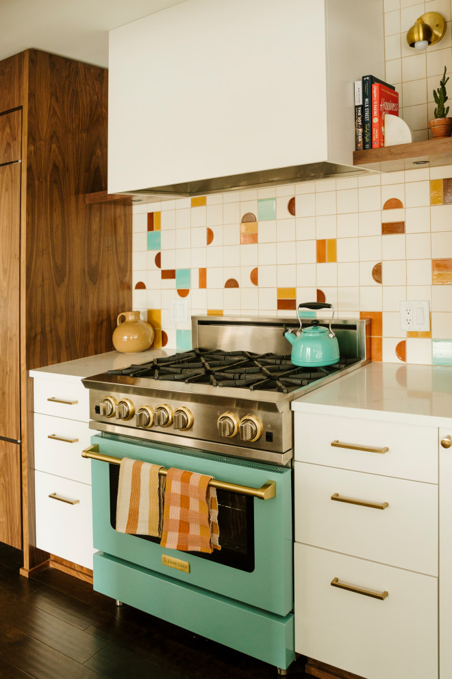 Foto di una cucina moderna di medie dimensioni con ante lisce, ante in legno scuro, top in legno, paraspruzzi multicolore, paraspruzzi con piastrelle in ceramica e top bianco