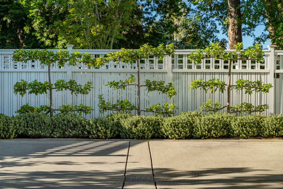Foto di un giardino chic esposto in pieno sole davanti casa con recinzione in legno