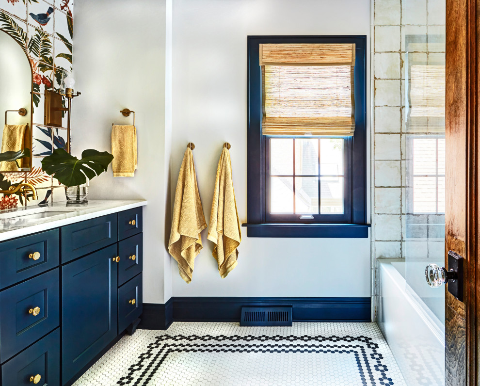 Пример оригинального дизайна: маленькая главная ванная комната в морском стиле с фасадами в стиле шейкер, синими фасадами, угловой ванной, угловым душем, унитазом-моноблоком, разноцветной плиткой, плиткой мозаикой, бежевыми стенами, полом из керамической плитки, консольной раковиной, столешницей из искусственного кварца, разноцветным полом, душем с распашными дверями, белой столешницей, нишей, тумбой под одну раковину и встроенной тумбой для на участке и в саду