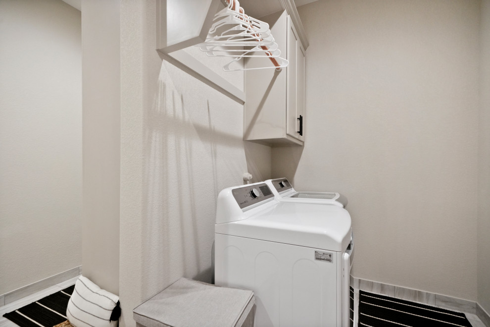 Foto de lavadero contemporáneo de tamaño medio con armarios estilo shaker, puertas de armario blancas y encimera de madera