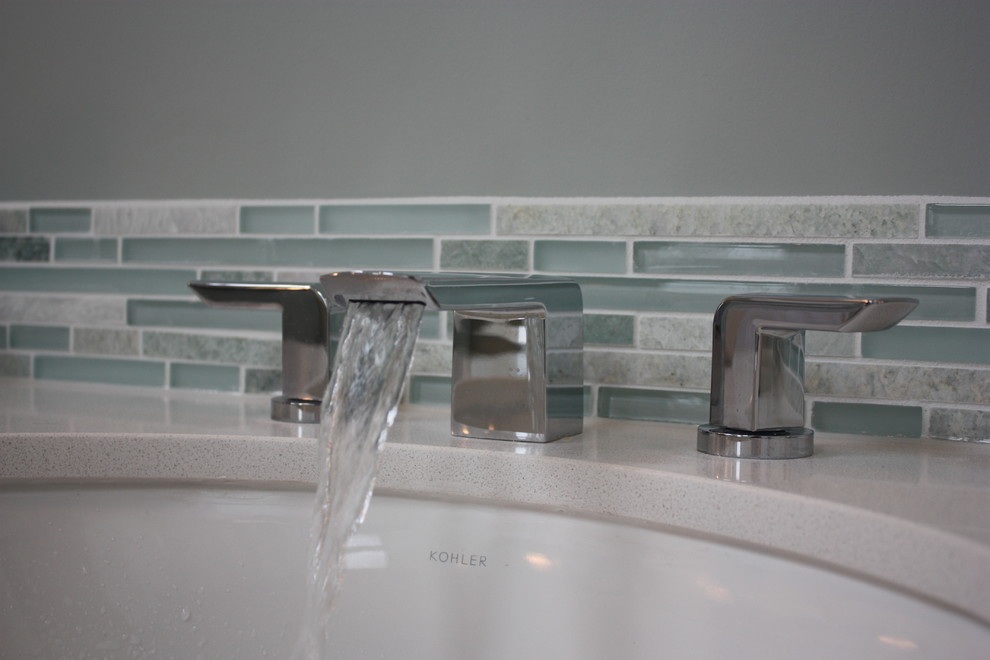 Transitional home design photo in Vancouver