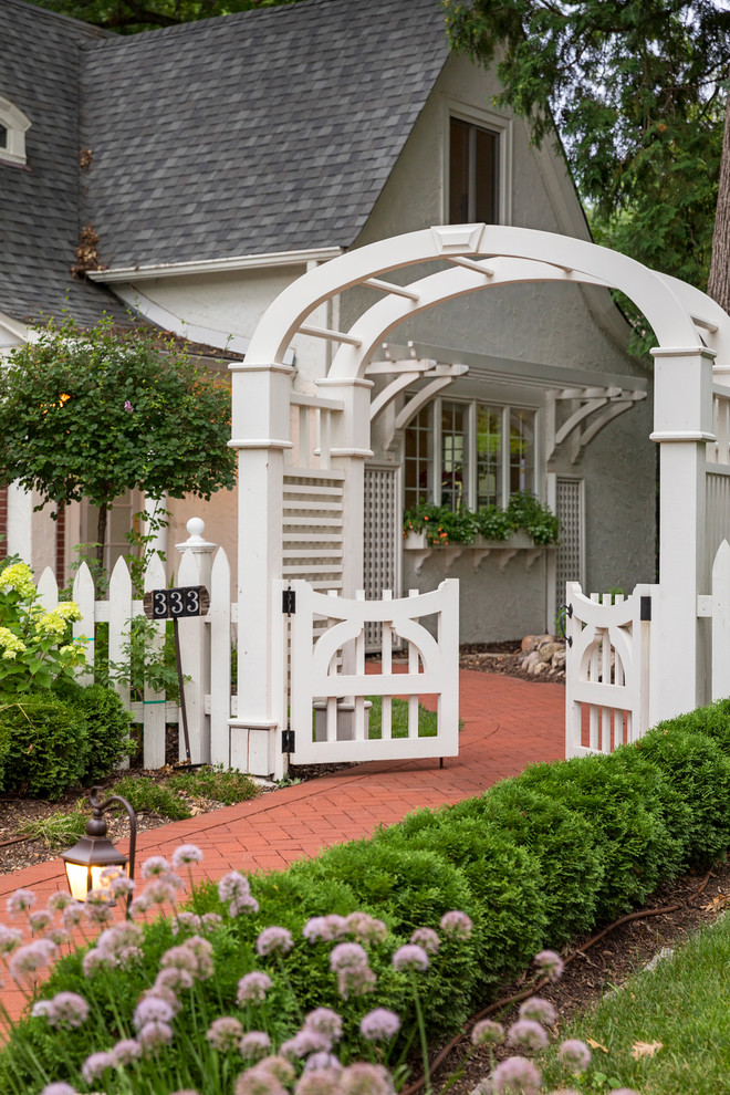 Example of a classic home design design in Minneapolis