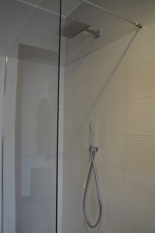 Modern inredning av ett mellanstort brun brunt toalett, med släta luckor, skåp i mörkt trä, en vägghängd toalettstol, vit kakel, porslinskakel, vita väggar, tegelgolv, ett fristående handfat, laminatbänkskiva och rött golv