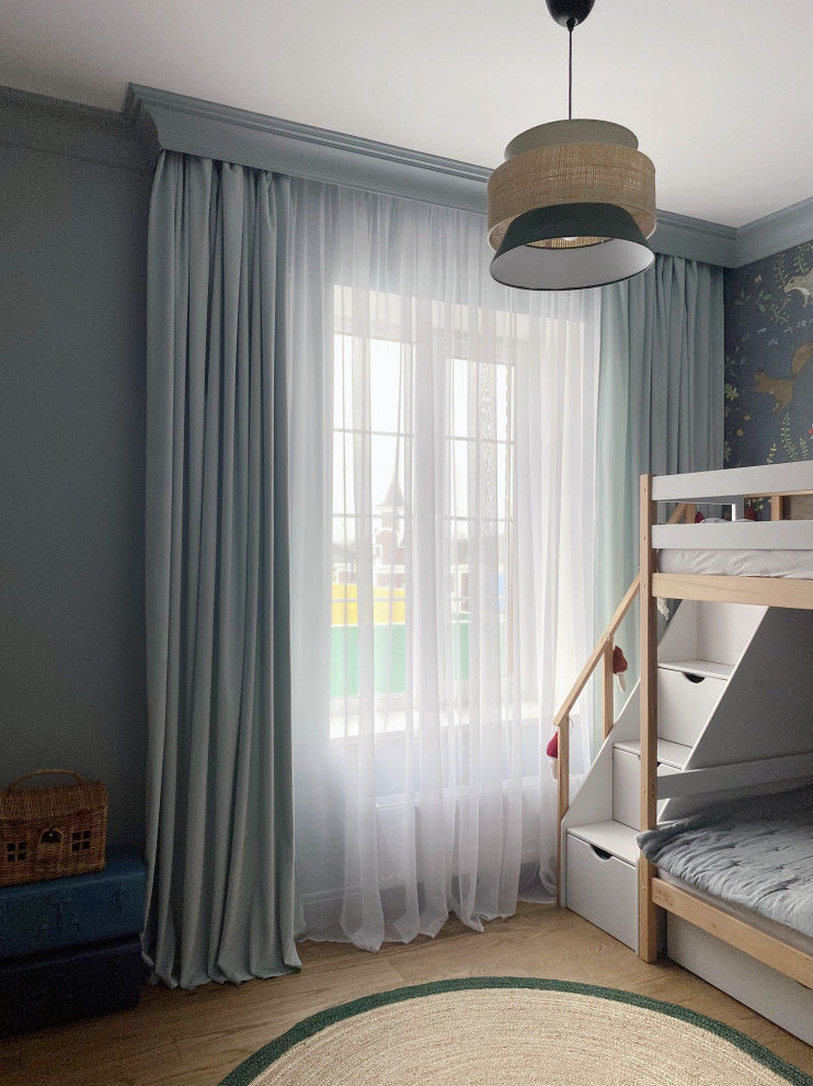 Réalisation d'une petite chambre d'enfant de 4 à 10 ans tradition avec un mur vert, un sol en bois brun et un sol marron.
