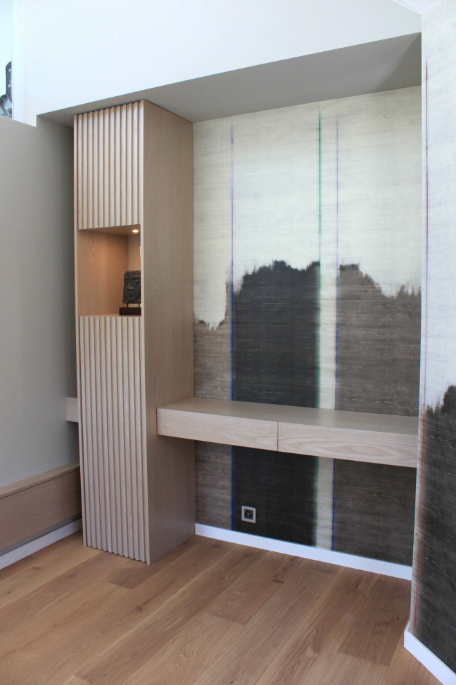 Idées déco pour un salon blanc et bois moderne avec un mur gris, parquet clair, un sol beige et du papier peint.