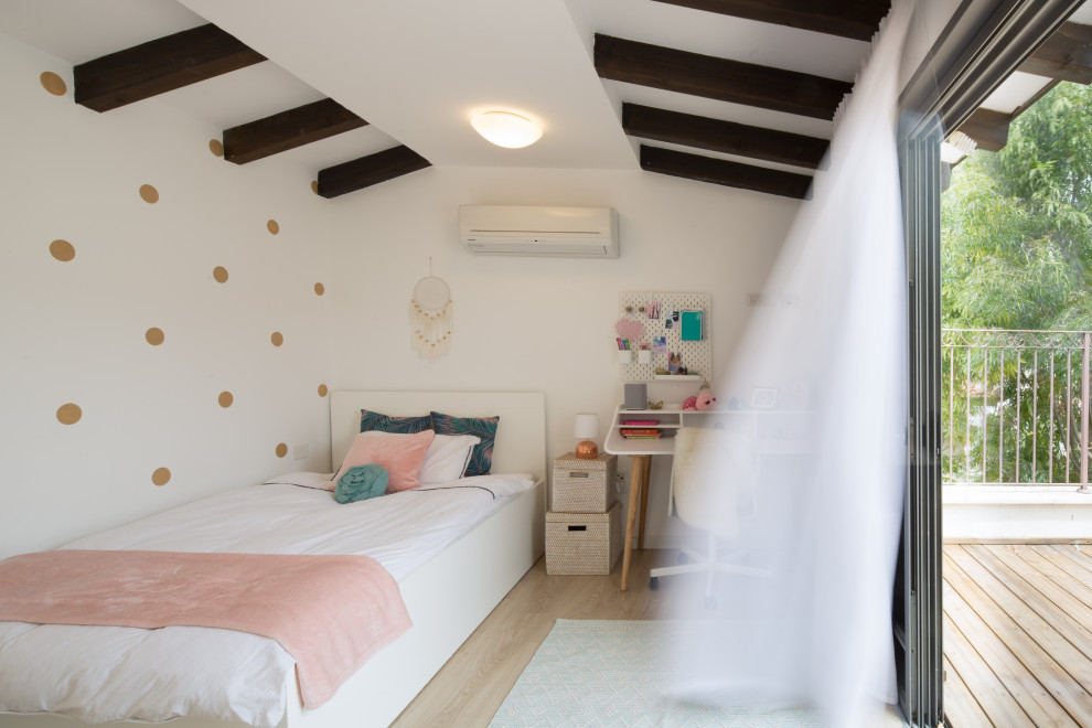 Imagen de dormitorio infantil moderno con paredes blancas, suelo laminado y vigas vistas