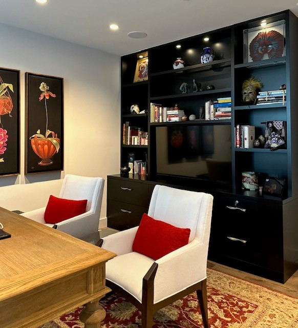 ロサンゼルスにある高級な中くらいなアジアンスタイルのおしゃれなホームオフィス・書斎 (ライブラリー、白い壁、無垢フローリング、自立型机、茶色い床) の写真