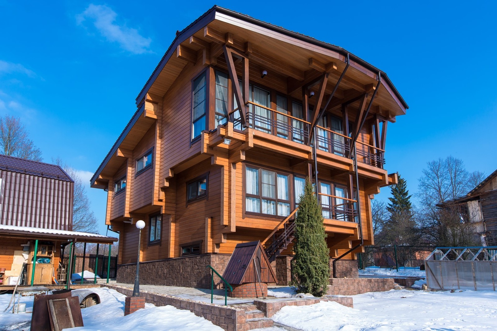 Деревянный дом из клееного бруса 327 метров