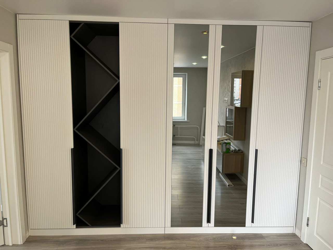 Шкаф распашной.