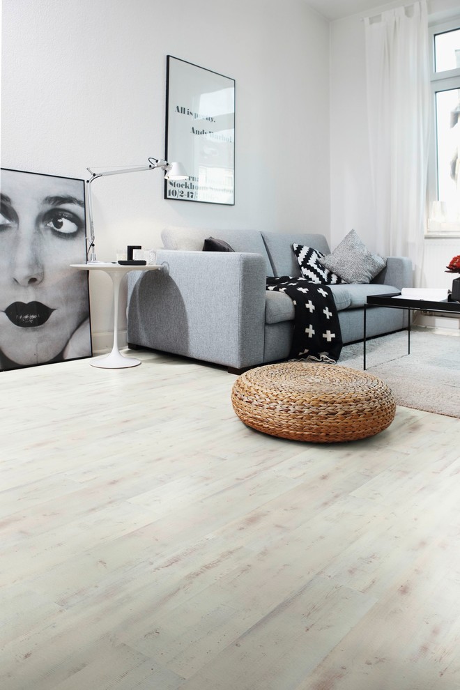 Kleines, Abgetrenntes Modernes Wohnzimmer mit weißer Wandfarbe, Vinylboden und weißem Boden in Sonstige