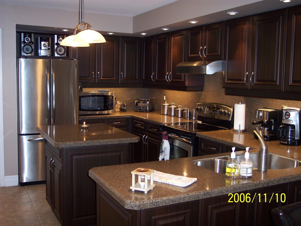 Transitional kitchen photo in Atlanta