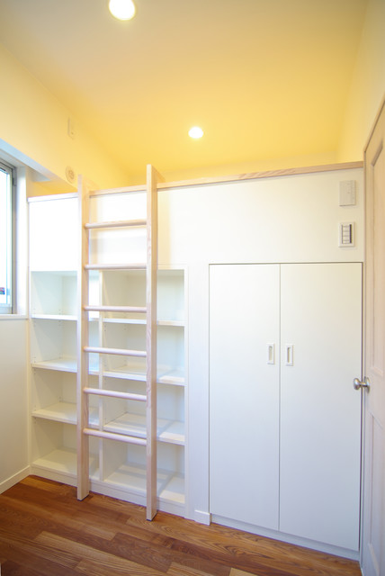本棚だらけの家 moderno-cameretta-per-bambini