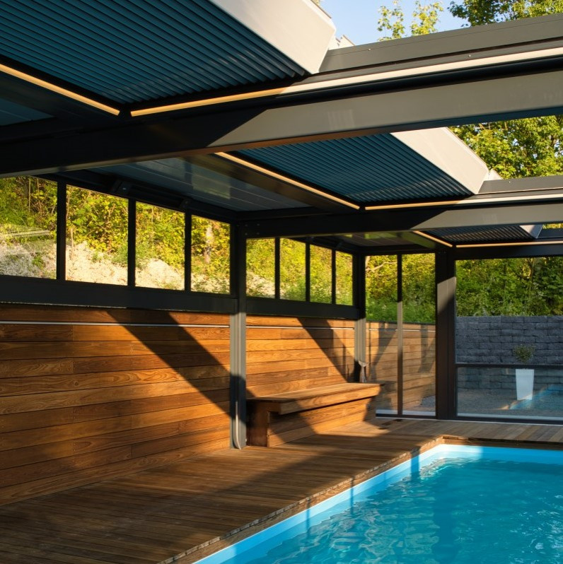 Esempio di una grande piscina contemporanea nel cortile laterale con una dépendance a bordo piscina