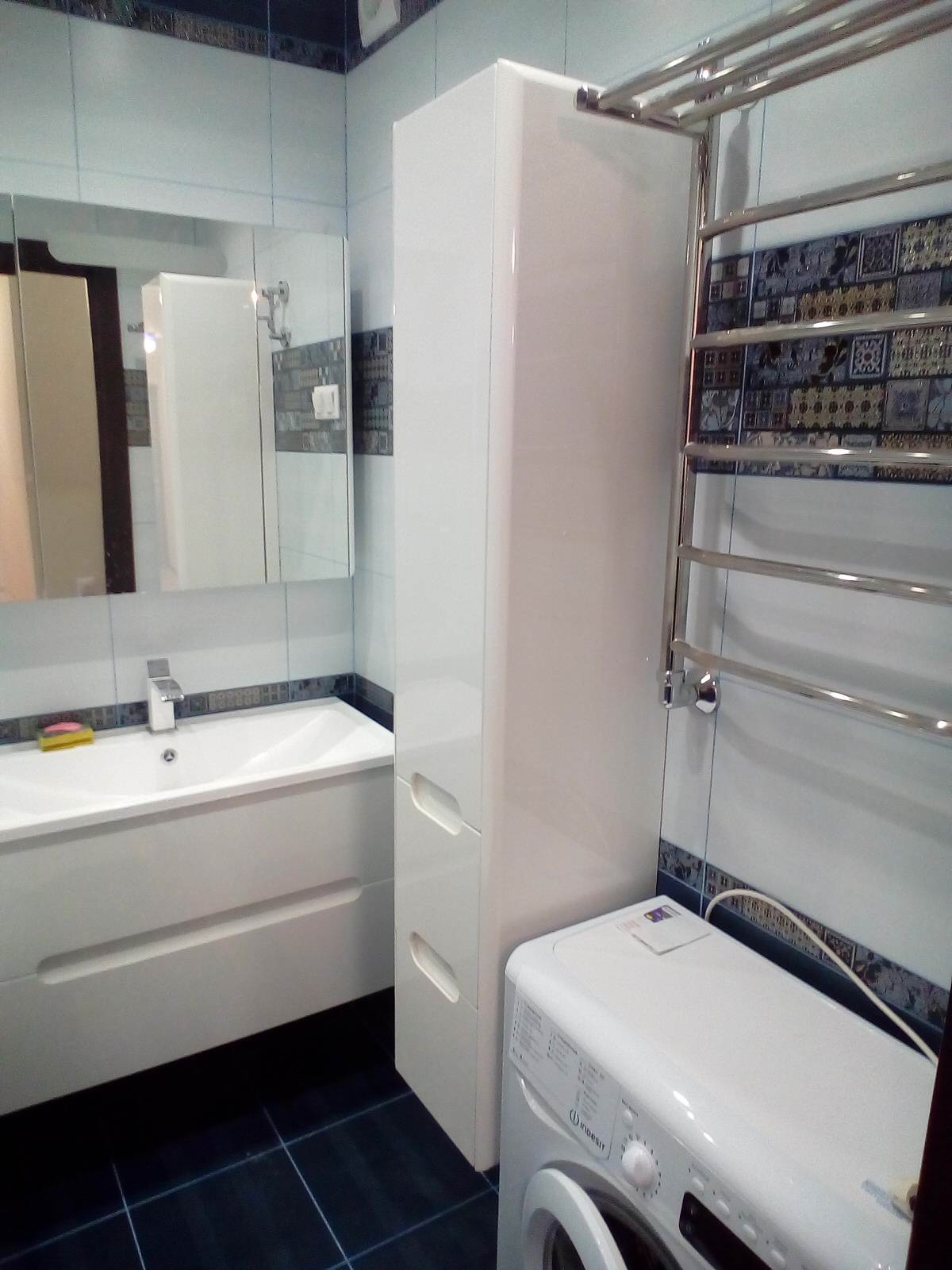 подвесной шкаф в ванную комнату