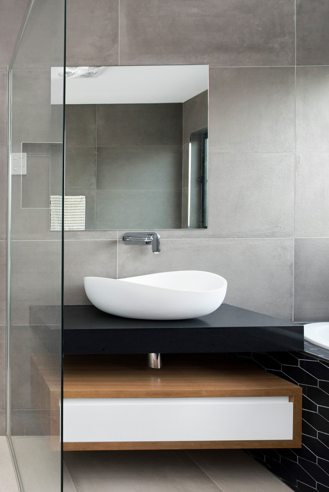 Inspiration for a modern bathroom in Canberra - Queanbeyan.