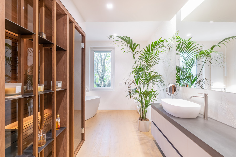 Idée de décoration pour un grand sauna design avec une baignoire indépendante, une douche à l'italienne, un carrelage blanc, du carrelage en ardoise, une vasque, une cabine de douche à porte battante, une niche, meuble-lavabo suspendu et un plafond décaissé.