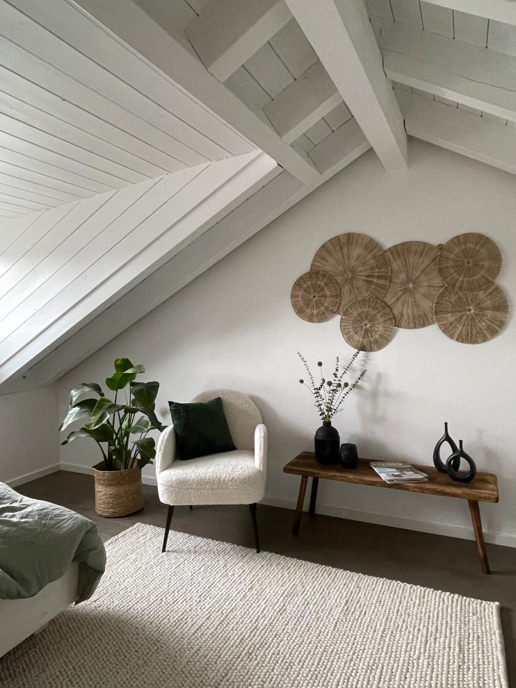 Exempel på ett litet minimalistiskt gästrum, med vita väggar och mörkt trägolv