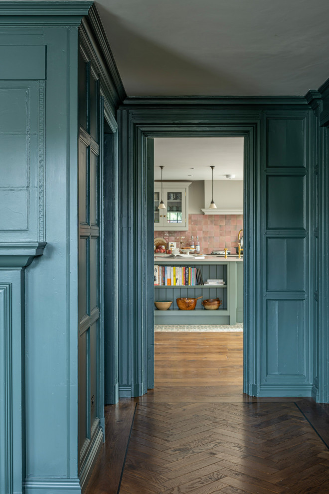 Idee per un ingresso o corridoio tradizionale con pareti blu, pavimento in legno massello medio e pannellatura