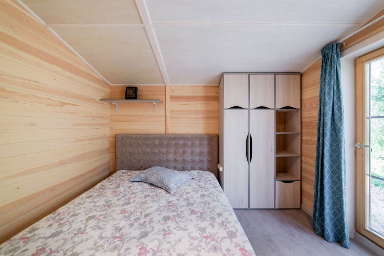 Мебель для спальни с подвесным столиком в загородный дом