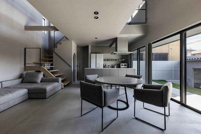 Mittelgroßes, Offenes Modernes Wohnzimmer ohne Kamin mit grauer Wandfarbe, Betonboden, grauem Boden, Tapetendecke und Tapetenwänden in Kyoto