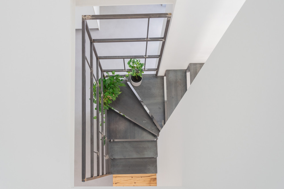 Ejemplo de escalera contemporánea de tamaño medio sin contrahuella con escalones de metal