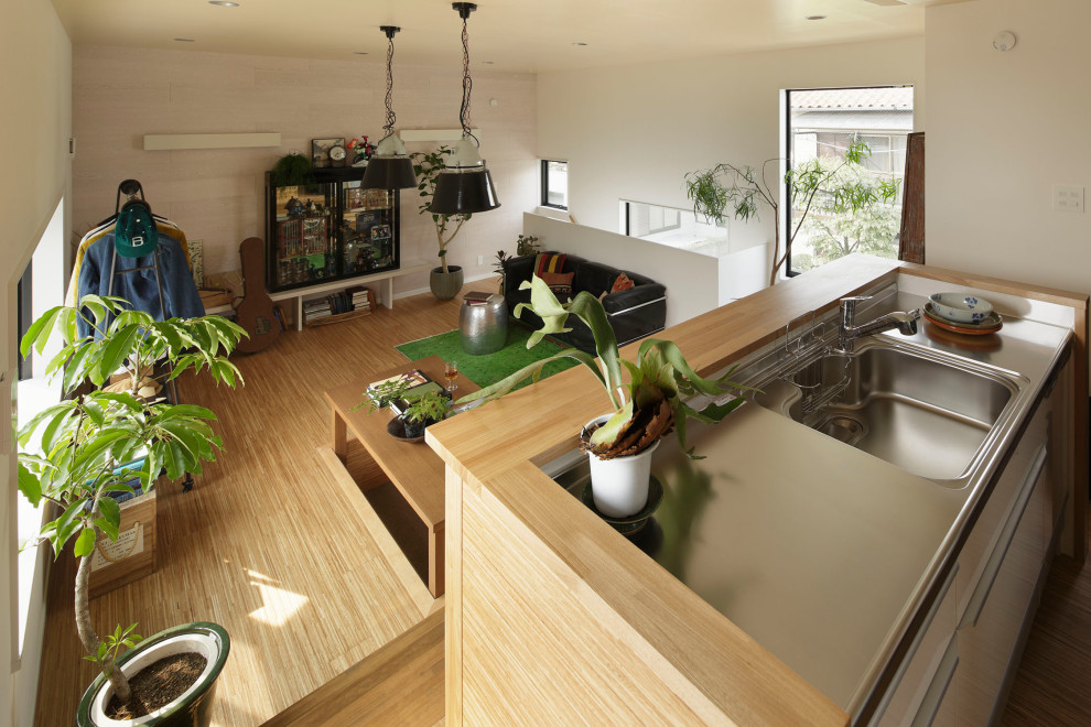 段差のあるキッチンスペース Tokyo By 株式会社 僕らの家 Houzz