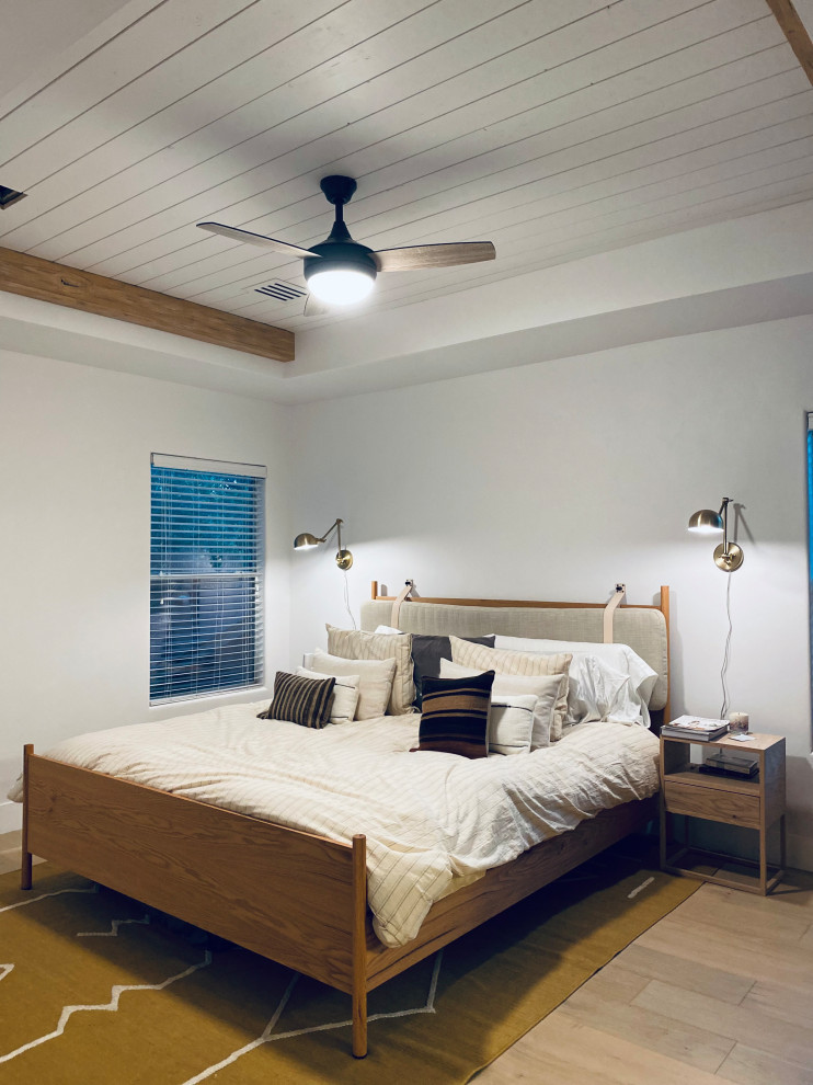 На фото: спальня среднего размера в средиземноморском стиле с белыми стенами, светлым паркетным полом, бежевым полом, потолком из вагонки и любой отделкой стен с