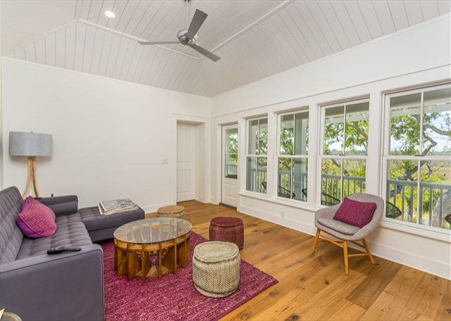 Example of a transitional home design design in Jacksonville