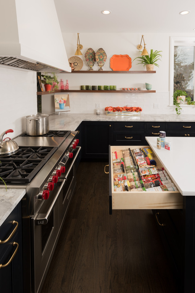 Kitchen - transitional kitchen idea in Chicago