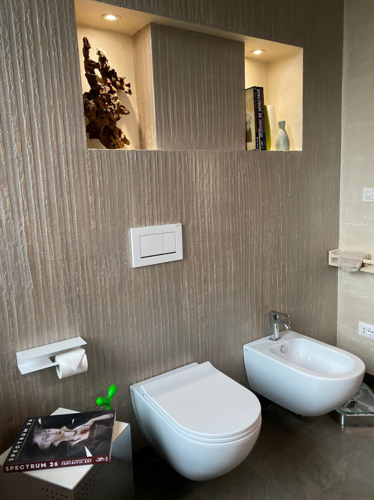 Пример оригинального дизайна: большая главная ванная комната в стиле фьюжн с гидромассажной ванной и бежевыми стенами