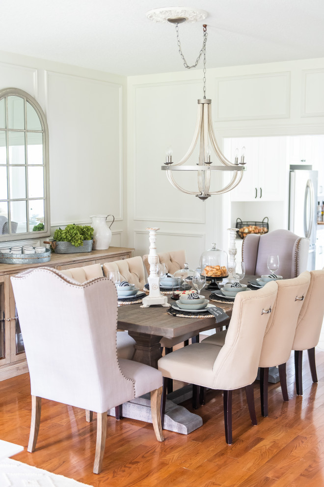 Transitional home design photo in Toronto
